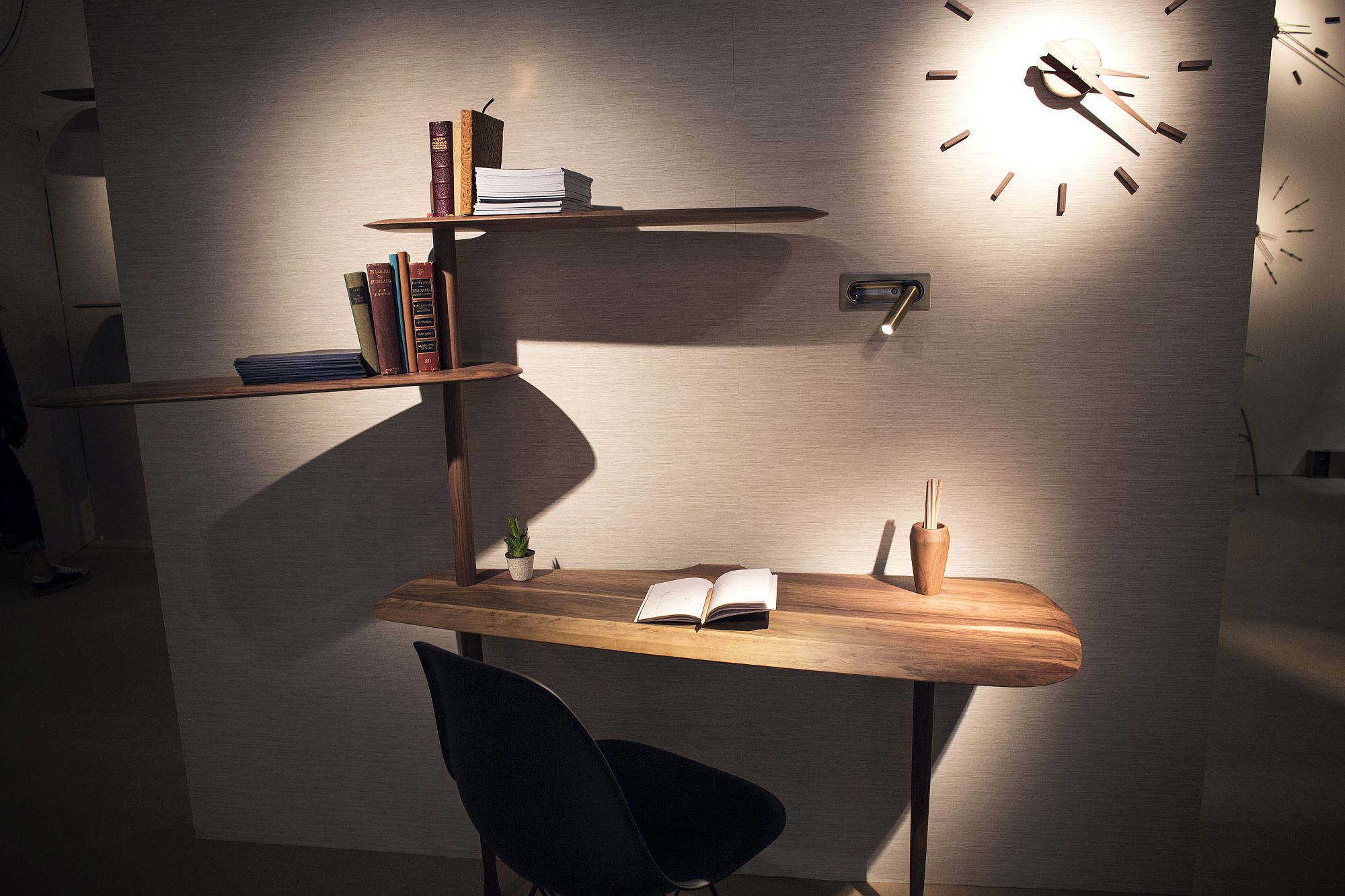 Creating-shelves-above-the-sleek-workdesk-beat-the-plain-old-shelves-any-day